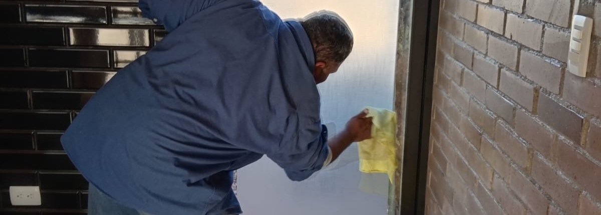 Equipo de construcción trabajando en una obra residencial o casa recién terminada con acabados modernos.