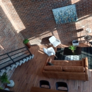 Casa moderna con diseño arquitectónico elegante y detalles personalizados, rodeada de un ambiente cálido y profesional.
