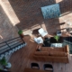 Casa moderna con diseño arquitectónico elegante y detalles personalizados, rodeada de un ambiente cálido y profesional.